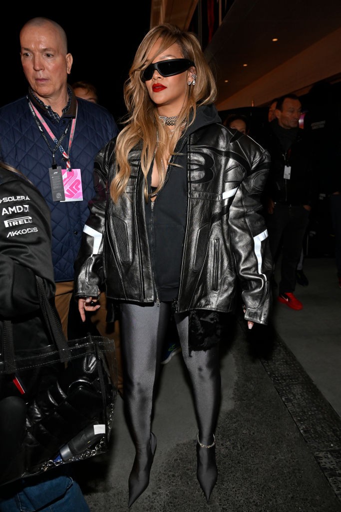 Rihanna bőrszerelésével felszántotta a Las Vegas-i Nagydíj "vörös szőnyegét"