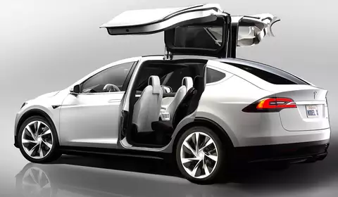 Tesla wycofuje blisko 30 tys. aut Model X z powodu usterki