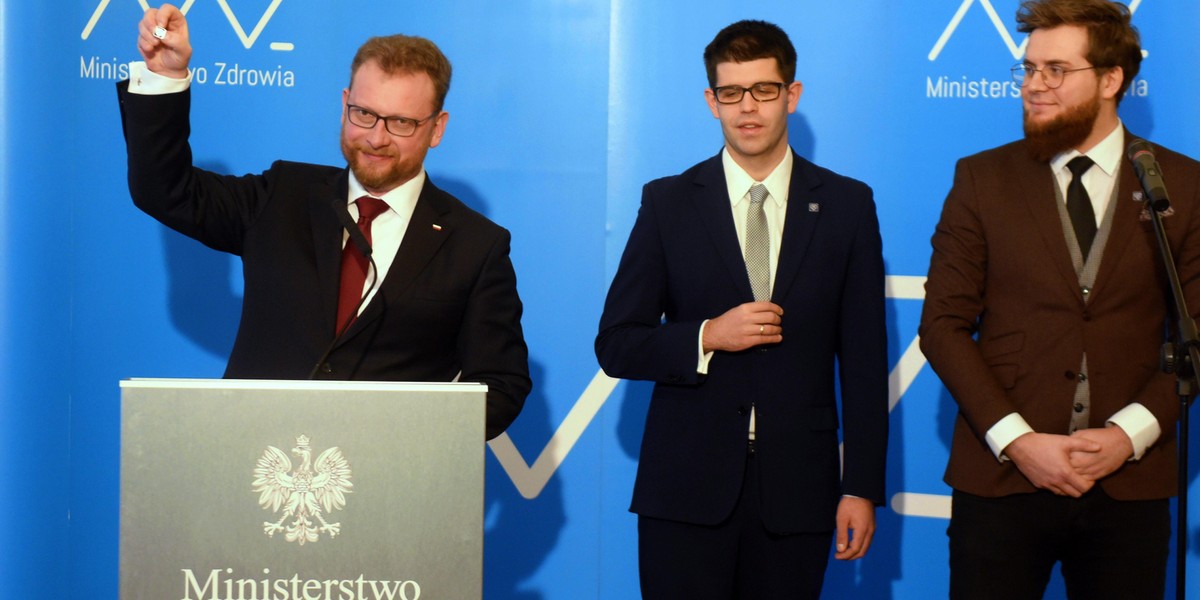 Minister Łukasz Szumowski i lekarze rezydenci po podpisaniu porozumienia, który zakończył protest