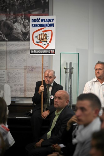 Jego zdaniem, obecne władze nie dbają o Polaków. Pokazują to takie problemy jak umowy cywilnoprawne, płaca minimalna i podwyższenie wieku emerytalnego. Dlatego we wrześniu związki zawodowe będą strajkowały w Warszawie.