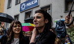 Protest przed komisariatem w Krakowie. Pani Joanna zabrała głos. Wzburzony tłum zaczął krzyczeć