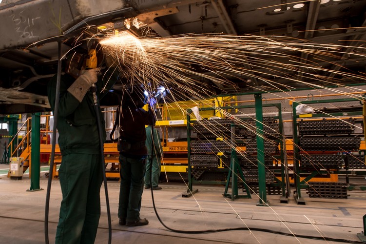 Bombardier Transportation - część kanadyjskiego koncernu Bombardier - specjalizuje się w rozwiązaniach dla transportu szynowego. Produkuje m.in.: lokomotywy, wagony kolejowe oraz pociągi dla metra. Dostarcza również rozwiązania w zakresie sterowania ruchem kolejowym. Firma jest największym inwestorem międzynarodowym w branży transportu szynowego w Polsce. Zatrudnia ponad 1500 osób w zakładach w Katowicach, Łodzi, Warszawie i we Wrocławiu.<br><br> (kru) PAP/Maciej Kulczyński