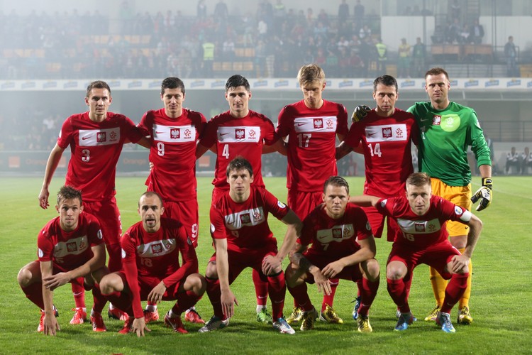 Reprezentacja Polski - Grzegorz Krychowiak - trzeci od lewej w dolnym rzędzie