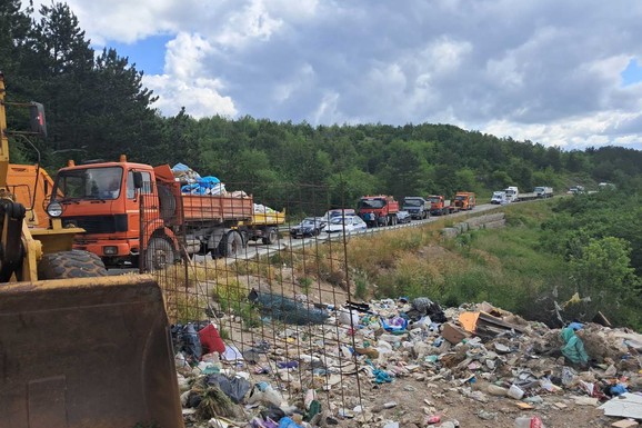 (FOTO) OVAJ GRAD U SRBIJI SE GUŠI U SMEĆU, NA SNAZI VANREDNA SITUACIJA Meštani blokirali deponiju, pored se stvara nova, ĐUBRE NA SVE STRANE
