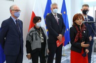 Warszawa, 14.12.2021. Wicemarszałek Senatu Gabriela Morawska-Stanecka (2P), senator Wojciech Konieczny (3P) oraz posłowie Robert Kwiatkowski (L), Joanna Senyszyn (2L) i Andrzej Rozenek (P) podczas konferencji prasowej w siedzibie polskiego parlamentu w Warszawie, 14 bm. Politycy poinformowali o odejściu we wtorek z klubu Lewicy i stworzeniu koła Polskiej Partii Socjalistycznej. Przewodniczącym koła został obecny szef PPS senator Konieczny. (kf) PAP/Rafał Guz