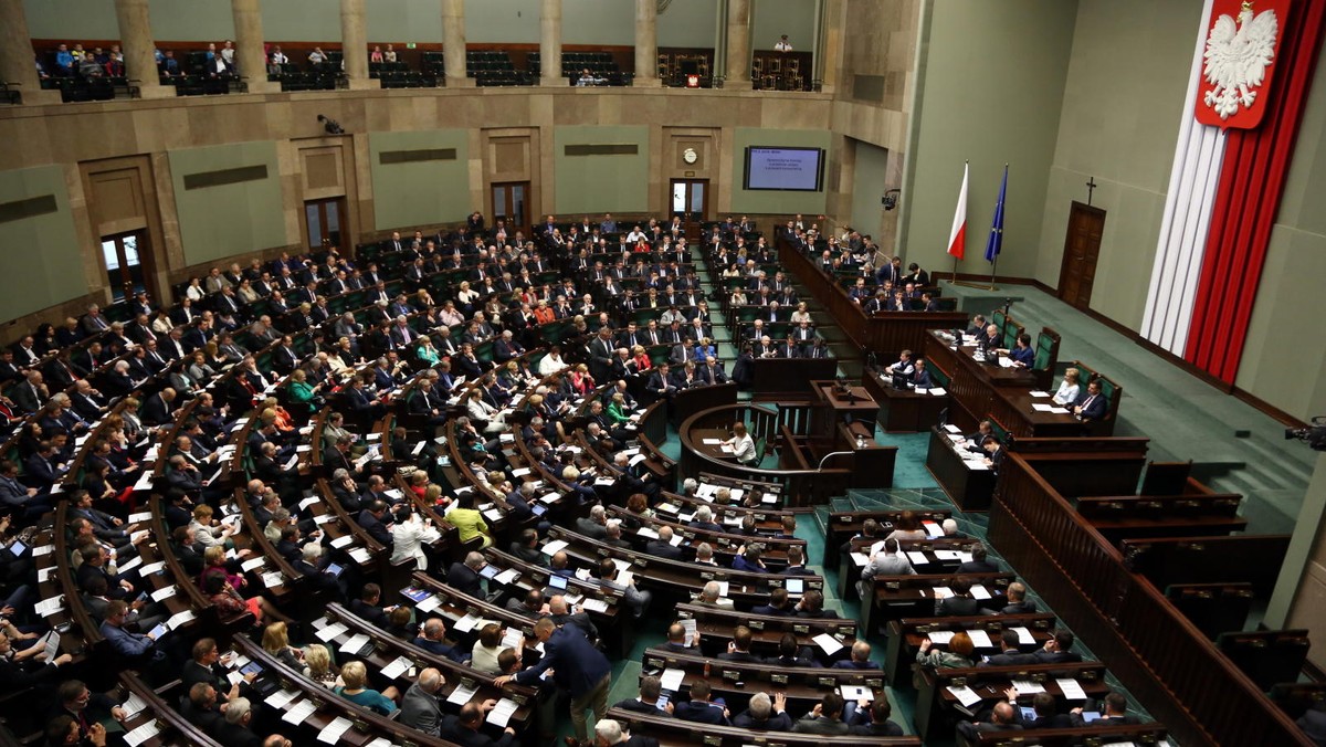 Sejm przyjął w piątek kilkadziesiąt senackich poprawek do drugiej transzy deregulacji zawodów Dotyczy ona 82 profesji technicznych, m.in. architektów i urbanistów oraz 9 zawodów rynku finansowego. Pracuje w nich łącznie ponad 200 tys. osób.