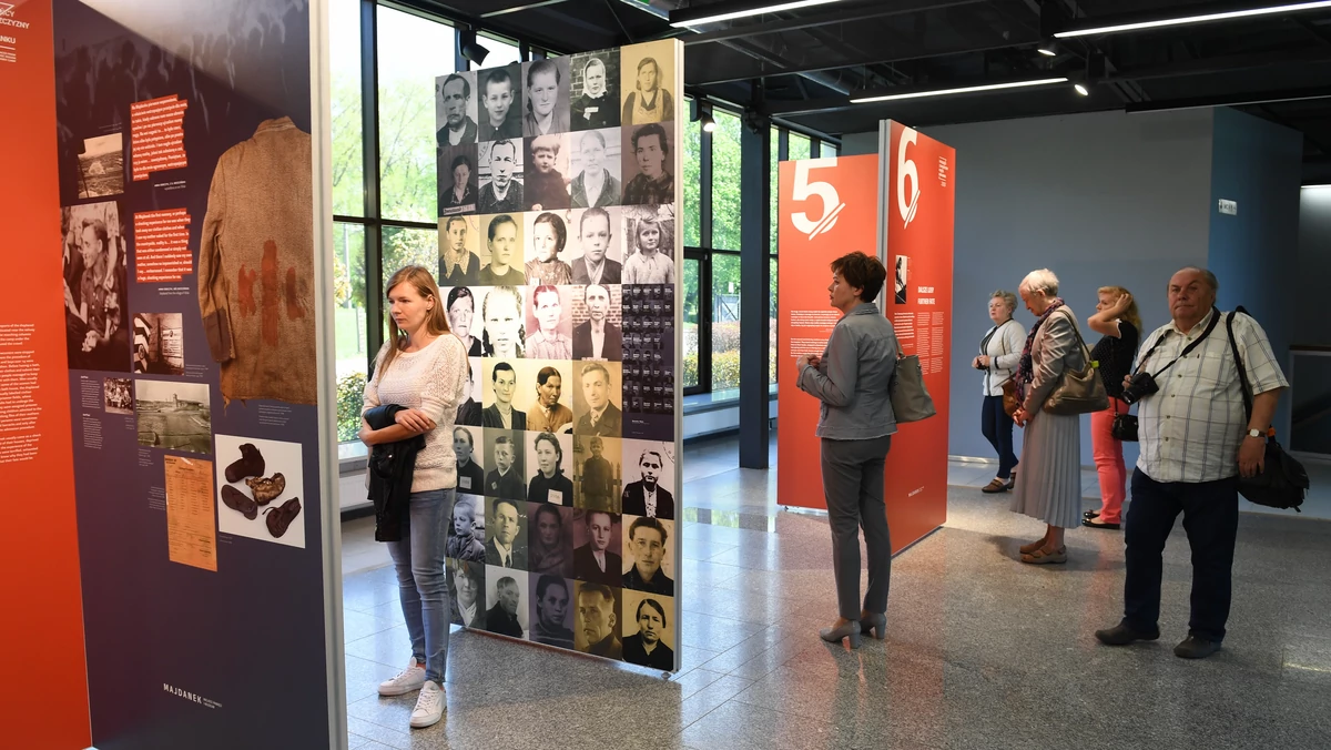 Relacje mieszkańców wysiedlonych ze swoich domów w czasie okupacji niemieckiej, a także ich fotografie i zdjęcia pamiątek po nich, znalazły się na wystawie "Wysiedleńcy z Zamojszczyzny w obozie na Majdanku", otwartej w sobotę w Muzeum na Majdanku w Lublinie.