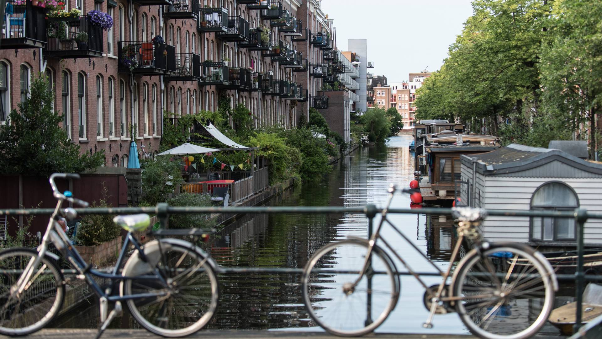 Amsterdam kilkadziesiąt lat temu kontra teraz. Tak miasto stało się rowerową stolicą