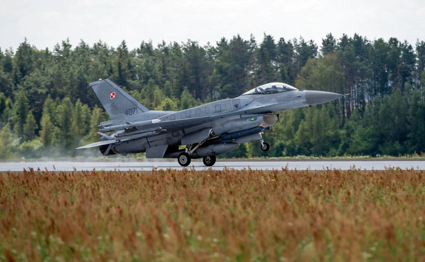 Powrót F-16 do Łasku. "Po remoncie jest jednym z najnowocześniejszych lotnisk wojskowych w Europie"