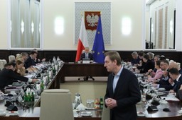 rząd przyjął projekt ustawy realizujący kamień milowy kpo