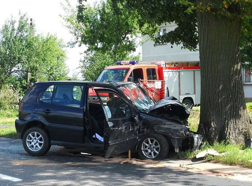 Tragedia na drodze. Auto roztrzaskało się na drzewie