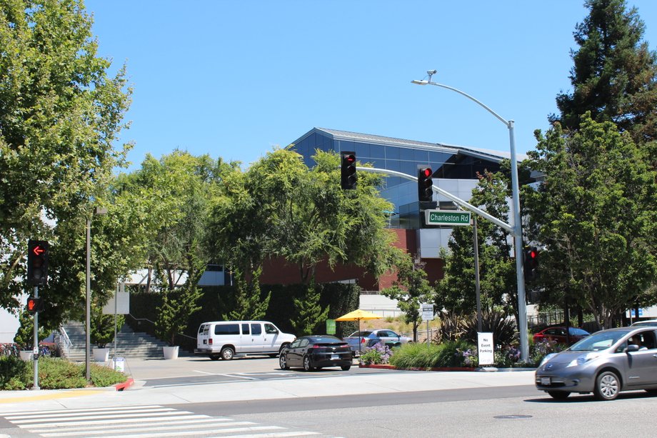 Googleplex znajduje się w miejscowości Mountain View w Dolinie Krzemowej