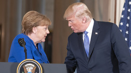 Donald Trump cukorkát dobott Angela Merkelnek, de előtte ezt mondta – fotó