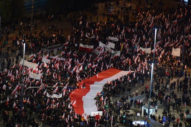 Marsz Niepodległości idzie z wielką flagą