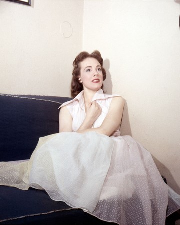 Julie Andrews ugyanebben az évben, egy elegáns, pöttyös ruhában. A képen jól látszik, milyen természetes könnyedséggel mozgott a kamera előtt már egészen fiatalon is.