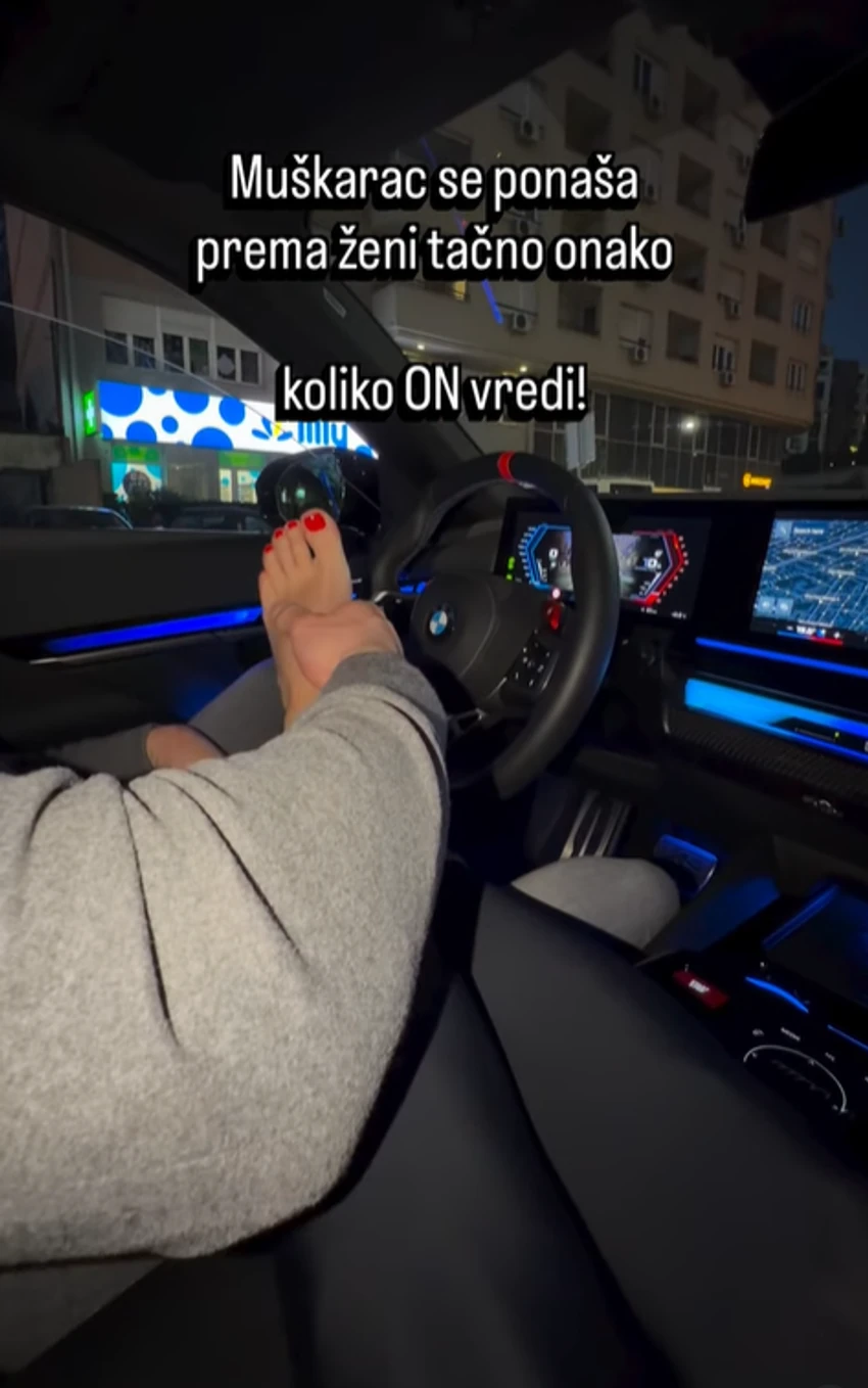 Zgodna plavuša koju svi znate bila u vezi sa ženom, sad ima novog dečka: Masira joj stopala na volanu