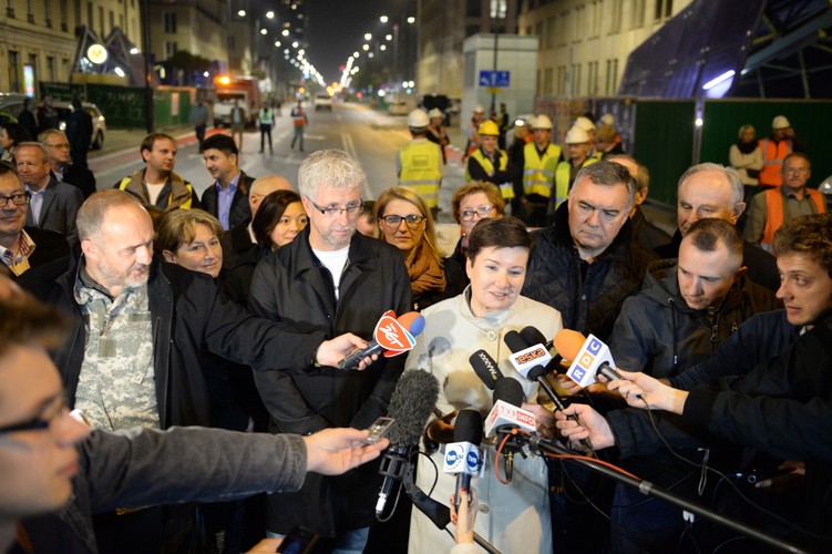 Prezydent Warszawy Hanna Gronkiewicz-Waltz podczas oficjalnego otwarcia ulicy Świętokrzyskiej w Warszawie