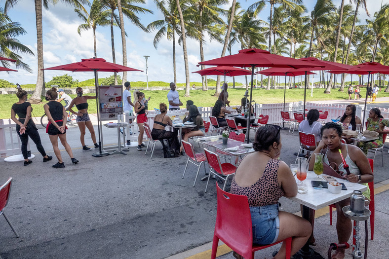 Mieszkańcy Florydy w lokalach przy plaży. Czerwiec 2020 br.