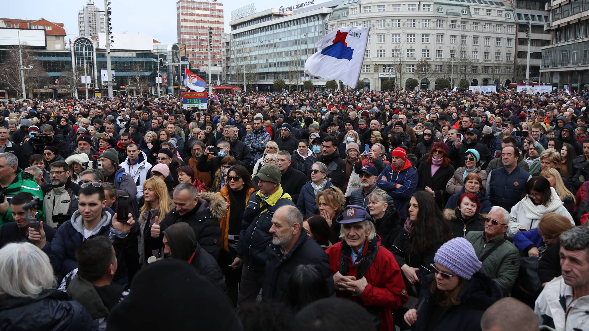 Hiljade ljudi je bilo na protest u Beogradu, pa su otišli da igraju kolo usred zabrane okupljanja i niko ne reaguje na kršenje mera