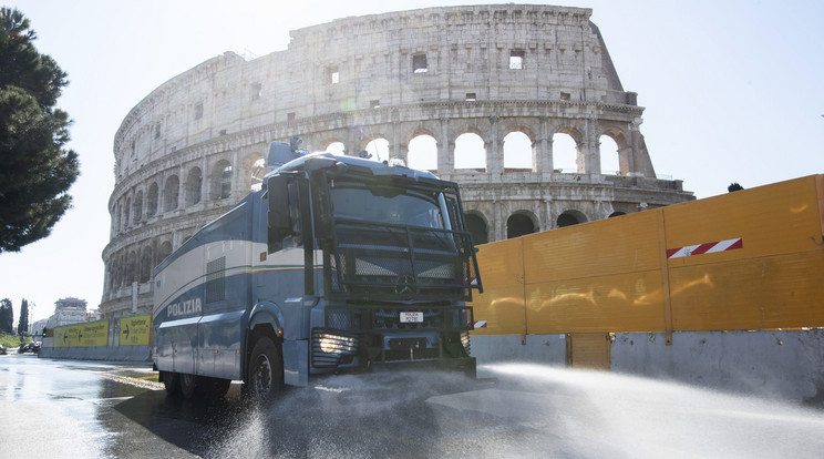 Rómában a koronavírus elleni küzdelem jegyében az olasz rendőrség vízágyúkkal fertőtleníti az utcákat - a vízágyú  2020 április 04.-én a Római Colosseum előtt fertőtlenít / Fotó MTI/EPA/CLAUDIO PERI