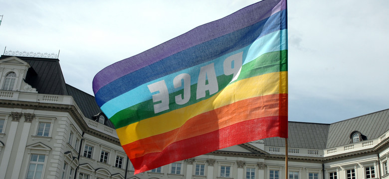 "Wyrażamy uznanie dla ciężkiej pracy społeczności LGBTQI+ na rzecz ich praw".  LIST ambasadorów