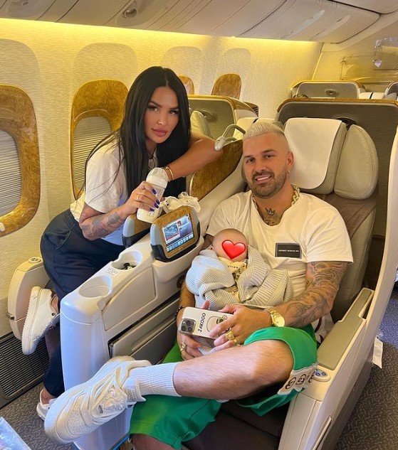 Influencerka a podnikateľka Zuzana Strausz Plačková so synom a manželom Reném na lete do Dubaja.