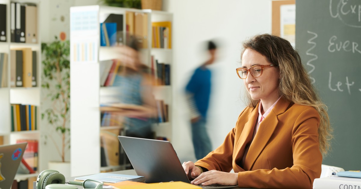 Laptop dla nauczyciela: ważne terminy. Ministerstwo Cyfryzacji przypomina o końcu programu i apeluje do nauczycieli oraz przedsiębiorców
