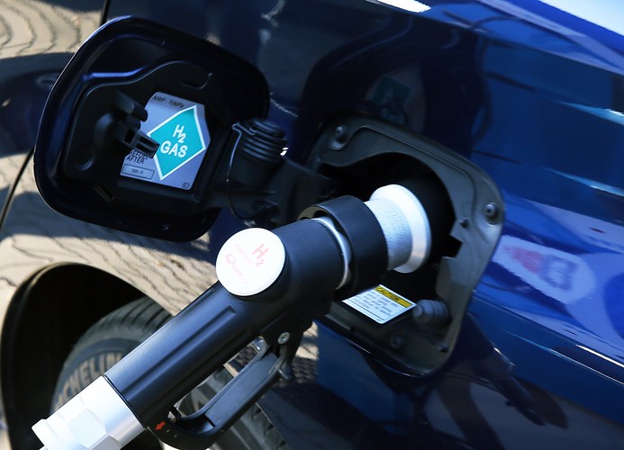 Wyniki projektu będą analizowane i upowszechniane w krajach europejskich, a jednym z elementów promujących efekty ich pracy będą przejazdy samochodami zasilanymi wodorem na trasach, wzdłuż których rozmieszczone będą stacje tankowania tego paliwa. <br>


Stacja tankowania wodoru, zaprezentowana podczas konferencji poświęconej europejskiemu projektowi HIT-2 Corridors, 23 bm. w Warszawie.
<br><br>fot. (mr) PAP/Tomasz Gzell