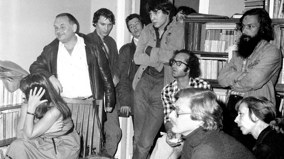 Grzegorz Przemyk (stoi w drzwiach) w swoim domu podczas spotkania opozycji, Warszawa, czerwiec 1981 r.
