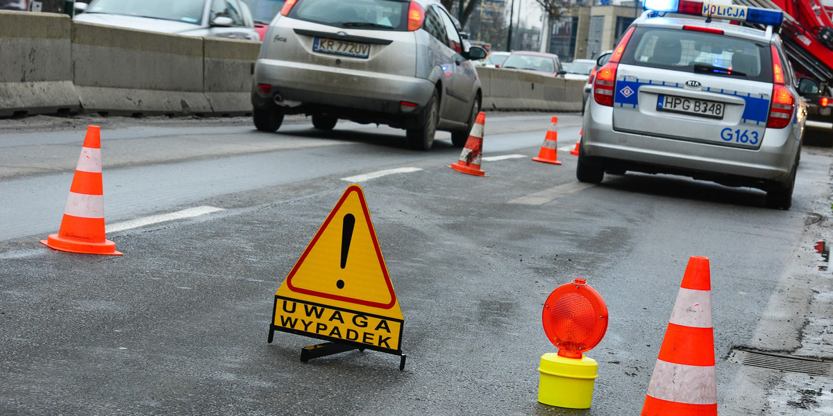 Wypadek w Budziszewicach pod Koluszkami (Łódzkie). Samochód wjechał w ludzi. To był kondukt pogrzebowy. Są ranni. 