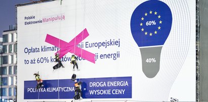 Niecodzienne sceny w centrum Warszawy. Weszli na kontrowersyjny billboard i dokleili do niego dwa słowa