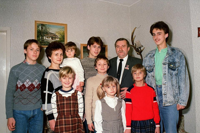 Lech i Danuta Wałęsowie z ośmiorgiem dzieci
