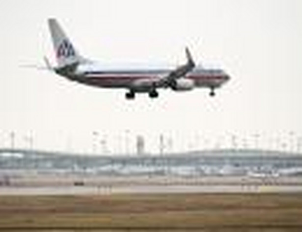 Samolot lini American Airlines- Największe linie lotnicze w USA nie będą na razie pobierać opłat za bagaż podręczny