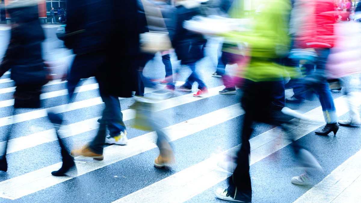 Przejścia podziemne i kładki są niewątpliwie trudnym elementem przestrzeni ruchu pieszego, choć w Polsce wciąż dominuje myślenie o tym, że spychanie ludzi do podziemi służy zwiększaniu ich bezpieczeństwa. Wiele miast gotowych jest zainwestować miliony złotych na ich remonty, ponieważ przejścia te pozostają wciąż rodzajem mylnie pojętego symbolu nowoczesności miast.