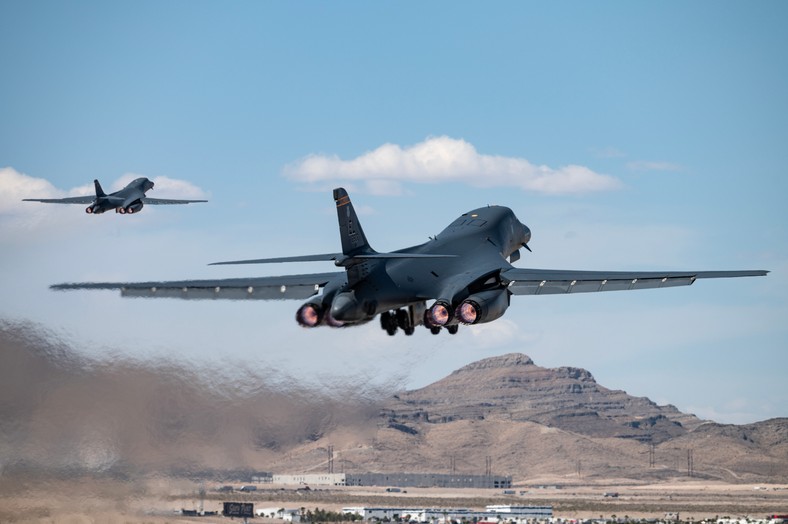 Bombowce B-1B Lancer startujące ze szkoły US Air Force