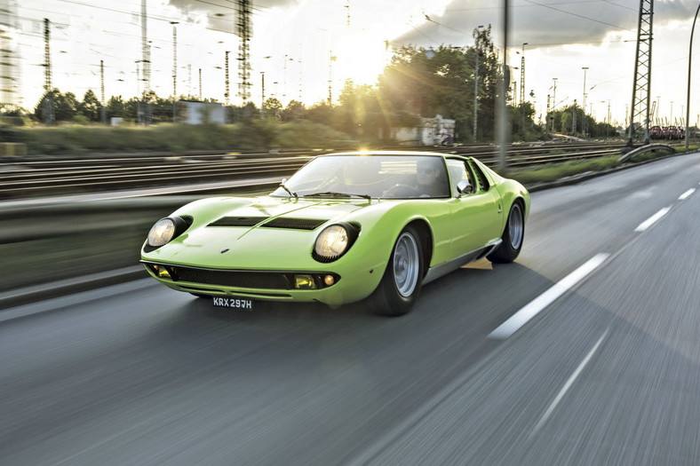 Przed Miurą centralnie umieszczony silnik napędzał m.in. Forda GT40 i Matrę Djet. Poprzecznie umieszczone V12 było tylko w Miurze. Lamborghini chwaliło się tym rozwiązaniem, prezentując na salonie w Turynie w 1965 r. samo podwozie z silnikiem i ramą, bez karoserii.  