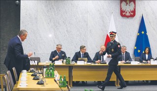 Policja doprowadziła byłego szefa ABW na komisję