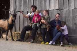 "Ovo je kuća gde sam ROĐEN, moja DEDOVINA, sad i moja deca tu rastu", srpski glumac napustio Beograd pa otišao u SELO Gunjaci gde živi svoj san, ČUVA KOZE, neguje svoje korene i ovo je za njega NAJVEĆA PRIVILEGIJA