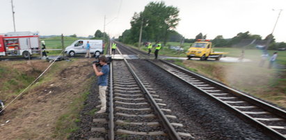 Pijany wjechał fordem pod pociąg