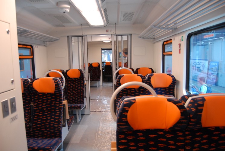 Przekazując w imieniu Polskiego Taboru Szynowego Feniksy prezes PTS Adam Laskowski mówił, że nazwa pociągów nie jest przypadkowa. 'Z racji skali przeprowadzonych prac nawiązuje do odradzającego się z popiołów mitycznego feniksa, bo standard pojazdów i wysoka jakość modernizacji sprawiają, że w żaden sposób nie przypominają one pierwowzoru. (...) Jestem pewien, że Feniksy spełnią nie tylko oczekiwania pasażerów, ale także stworzą nową, konkurencyjną wartość na polskim rynku przewozów pasażerskich' – powiedział.