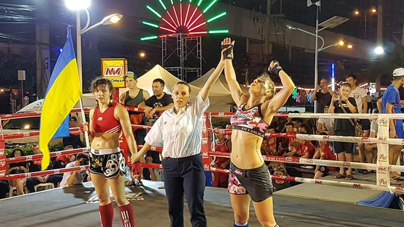 Zawodniczka organizacji Ladies Fight Night, Katarzyna Posiadała już po raz trzeci zdobyła mistrzowski pas Muay Thai organizacji WMF. Podczas trwającej prawie miesiąc podróży do Tajlandii, która jest kolebką tego sportu, zawodniczka LFN Team nie tylko dopisała kolejny sukces w swoim sportowym CV. Kasia odbyła również szereg treningów pod okiem lokalnego mistrza Kru Tak Nateetonga.