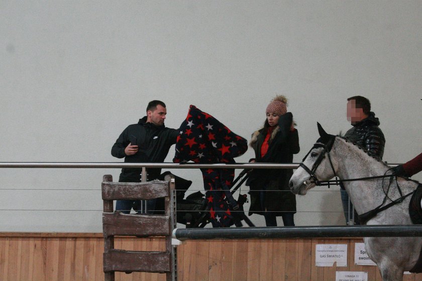 Kaczyńska i Dubieniecki z córką na koniach