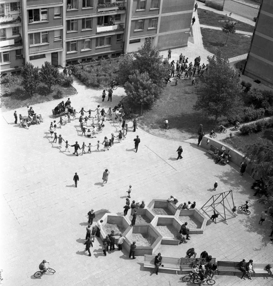 Zabawy z okazji Dnia Dziecka. Podwórko przy ul. Wałowej w Warszawie, 1966 r.