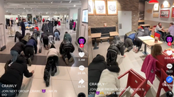 Nowy trend wśród nastolatków. Chodzą na czworaka po galeriach handlowych. Józefaciuk: Tylko się cieszyć!