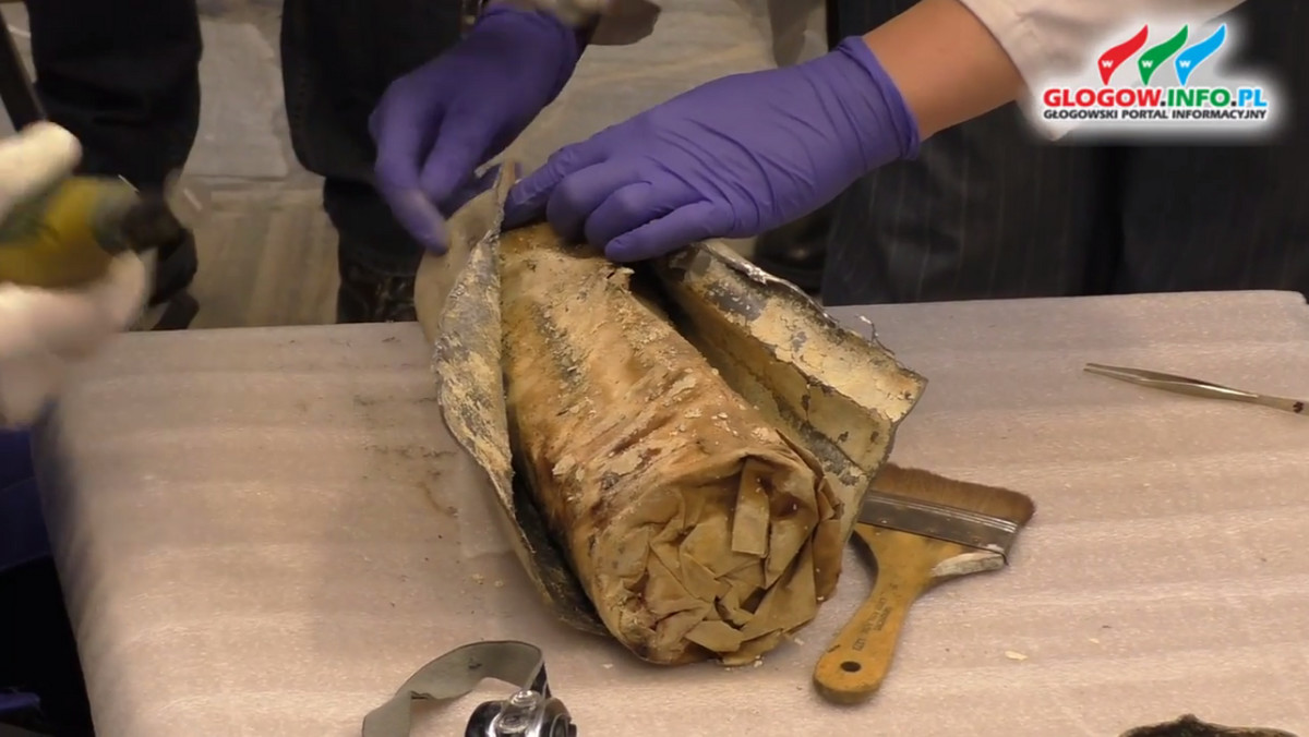 W głogowskim Muzeum Archeologiczno-Historycznym próbowano otworzyć kapsułę czasu, którą odnaleziono przed świętami wielkanocnymi. Niestety udało się jedynie przeciąć zewnętrzną metalową tubę.