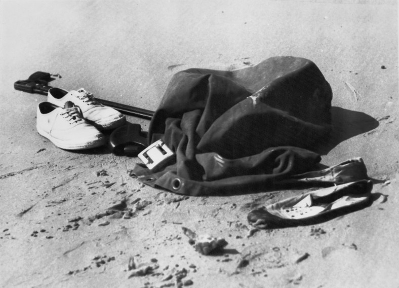 Ubrania i sprzęt do łowiectwa podwodnego pozostawione na plaży Cheviot w pobliżu Portsea w stanie Wiktoria przez premiera Australii Harolda Holta