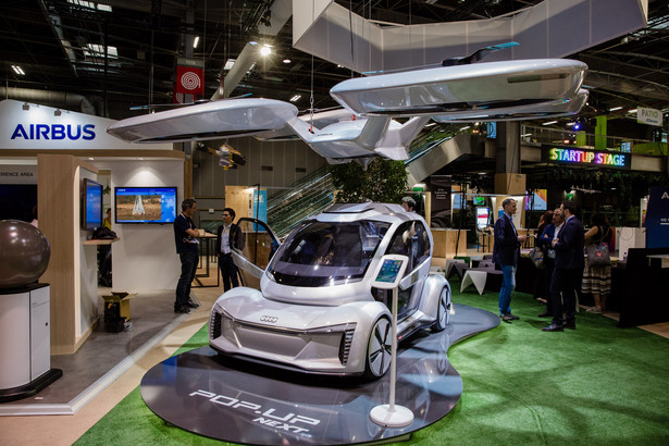 Technologia latającego samochodu jest bliżej niż myślimy. Na marcowym salonie samochodowym w Genewie Audi i Airbus zaprezentowały koncepcję mobilności opartą na ultralekkiej, dwuosobowej kabinie pasażerskiej, którą można przymocować do samochodu lub drona.