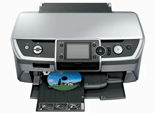 Większość drukarek fotograficznych średniej i wyższej klasy ma w swoim wyposażeniu minipodajnik służący do drukowania na płytach. Dodatkowa aplikacja pozwala zaprojektować wzór, który ma znaleźć się na naszej płycie CD/DVD. Na zdjęciu: Epson Stylus Photo R360, cena: 500 złotych