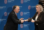 Warszawa, 04.12.2021. Premier Węgier Viktor Orban (L) i przewodnicząca Frontu Narodowego/Zjednoczenia Narodowego Marine Le Pen (P) biorą udział w konferencji The Warsaw Summit, 4 bm. w Hotelu Regent w Warszawie. Podczas wydarzenia liderzy europejskich partii konserwatywnych i prawicowych będą dyskutować m.in. o przyszłości Unii Europejskiej i ewentualnych reformach instytucjonalnych Wspólnoty. (aldg) PAP/Marcin Obara