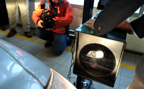 Policja i eksperci zbadają światła w samochodach Polaków. Za darmo